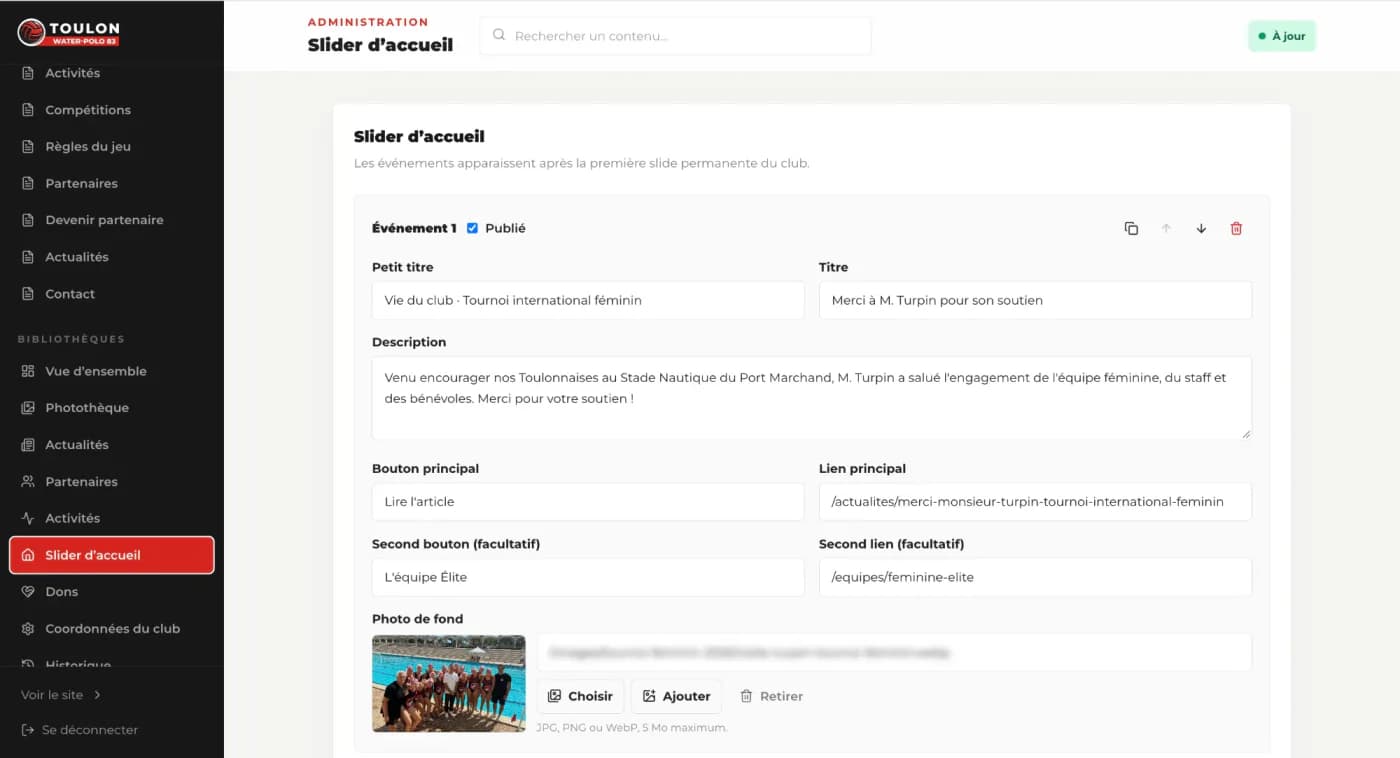 Écran d’administration du slider d’accueil : titre, description, boutons, liens et photo de fond d’un événement, avec les rubriques du site dans la colonne de gauche.